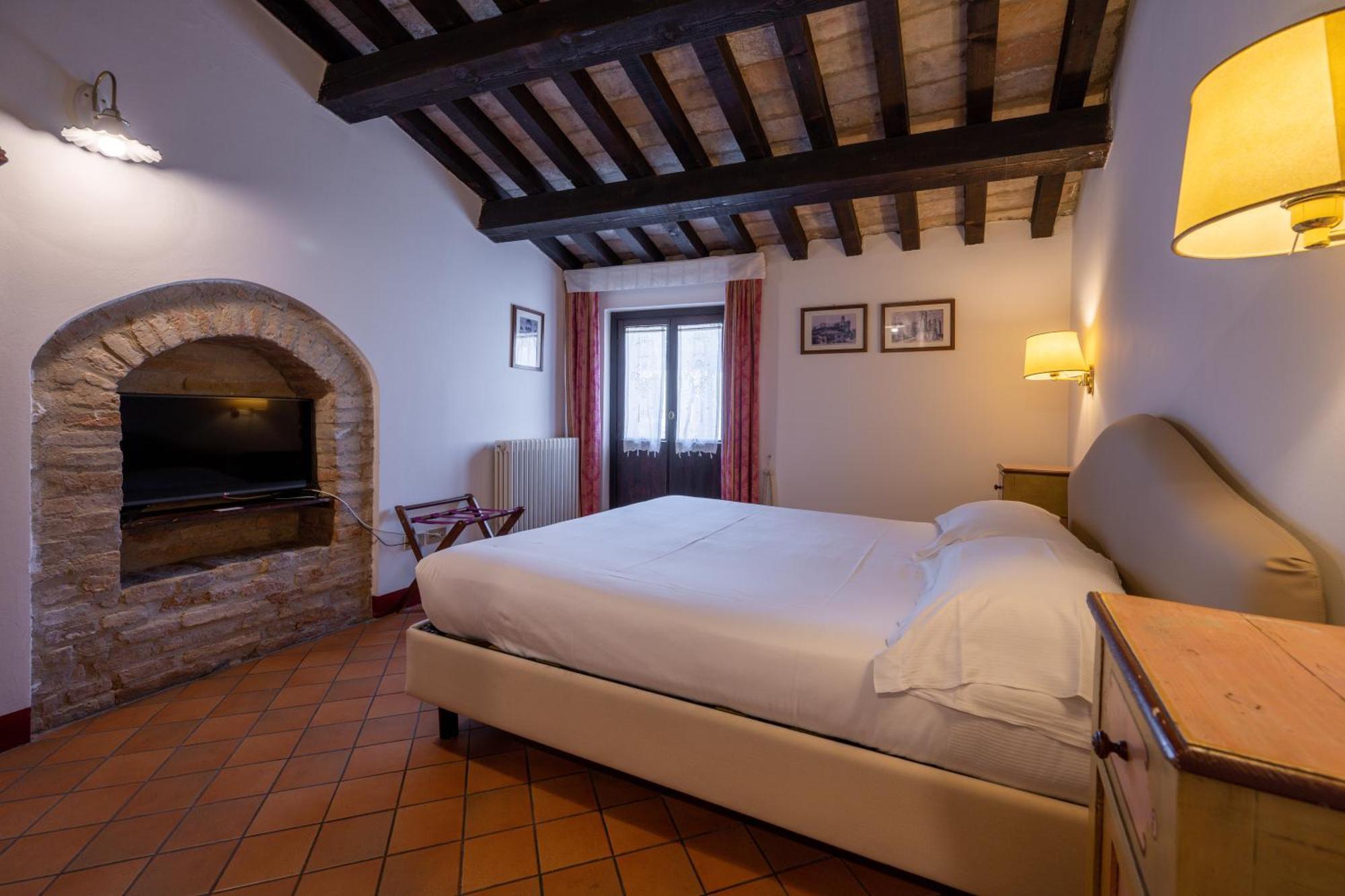 Palazzo Viviani Castello Di Montegridolfo Hotel Phòng bức ảnh